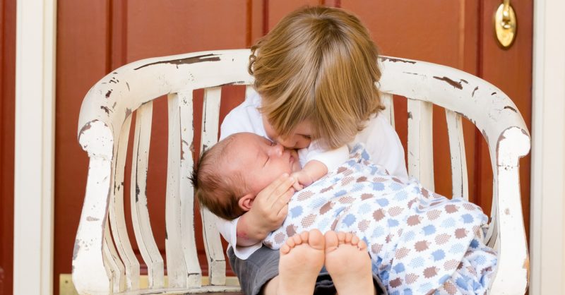 日常に潜む危険！乳幼児は揺さぶらないでください。